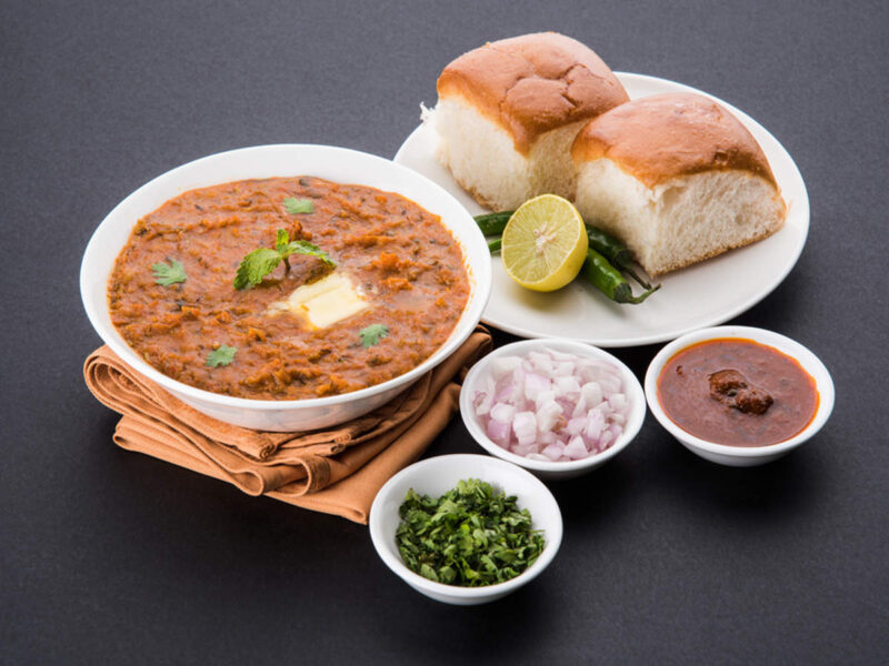 Homemade Pav Bhaji Recipe in Hindi – घर पर बनाएं स्वादिष्ट पाव भाजी