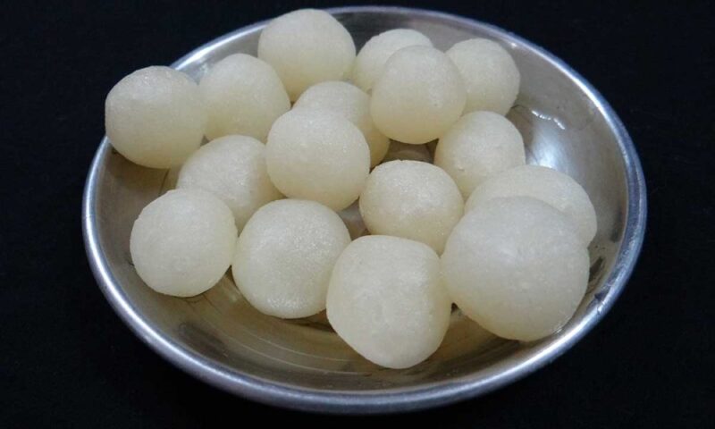 Rasgulla Recipe in Hindi – घर पर बनायें बंगाली स्पंज रसगुल्ला