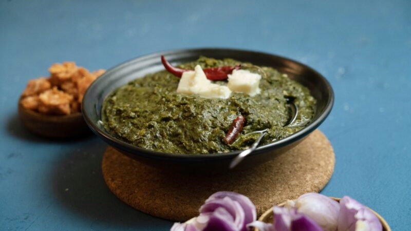 Sarson Ka Saag Recipe in Hindi – सर्दियों में घर पर बनाएं सरसों का साग